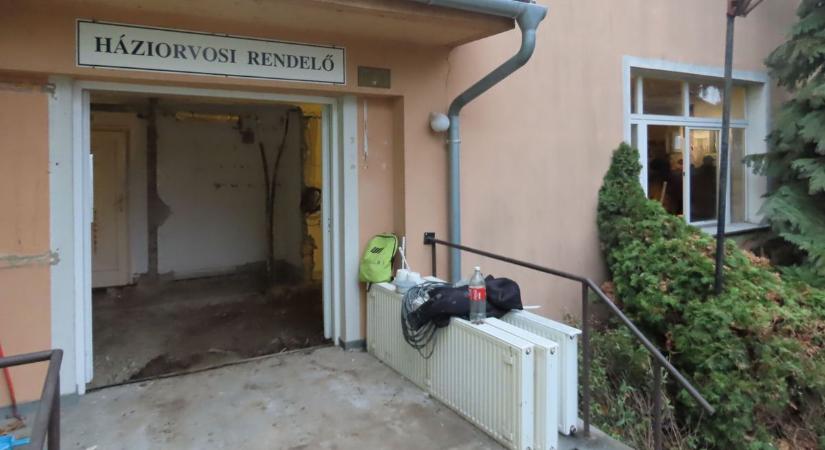 Átalakítás alatt az orvosi rendelő, már csak az új doktorok hiányoznak a kapuvári körzetekből