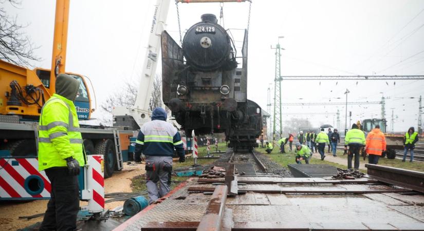 80 tonna a levegőben - elszállították a legendás MÁV 424 gőzmozdonyt a celldömölki vasútállomásról - fotók, videó