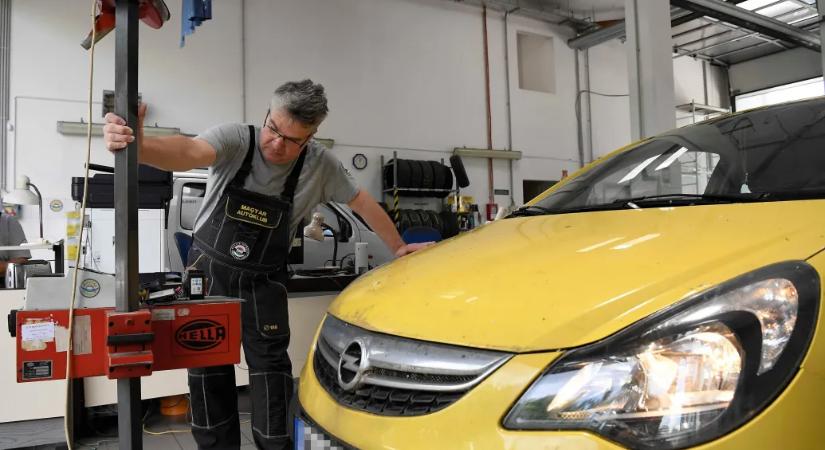 Úgy tűnik, mégsem kell majd évente műszaki vizsgáztatni a tíz évnél öregebb autókat