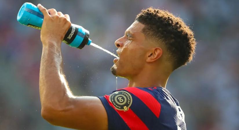 Háromperces ivószünetek lesznek a focivébén