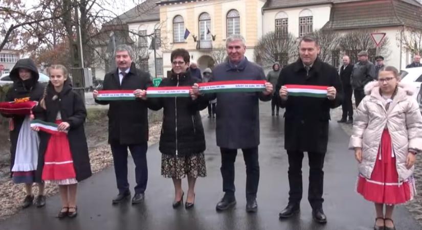 Kislányokat használtak biodíszletnek a fideszes Bodó Sándorék egy uniós pénzből felújított útszakasz átadásán