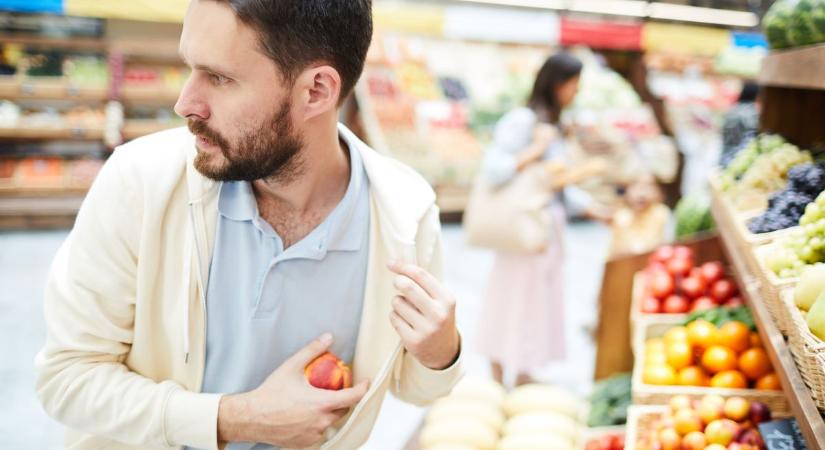 Ebben a boltban faaprítékot csinálnak a tolvajból