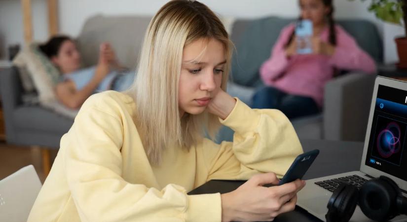 Kiadta a figyelmeztetést az elismert igazgató: a közösségi média miatt egyre több a mentális beteg a tinédzserek körében