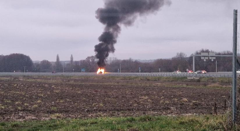 Családi egyterű vált a tűz martalékává a 67-esen, hatalmas torlódásra lehet számítani – VIDEÓ