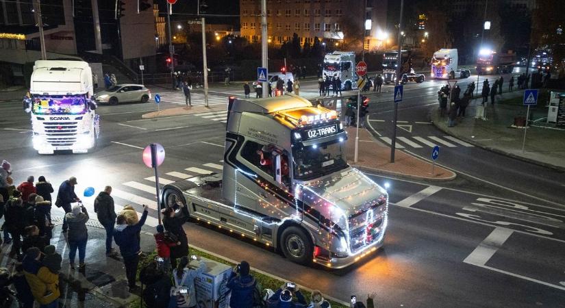 Fényárban úszó kamionok lepték el Zalaegerszeget, elképesztő a látvány (galéria, videó)