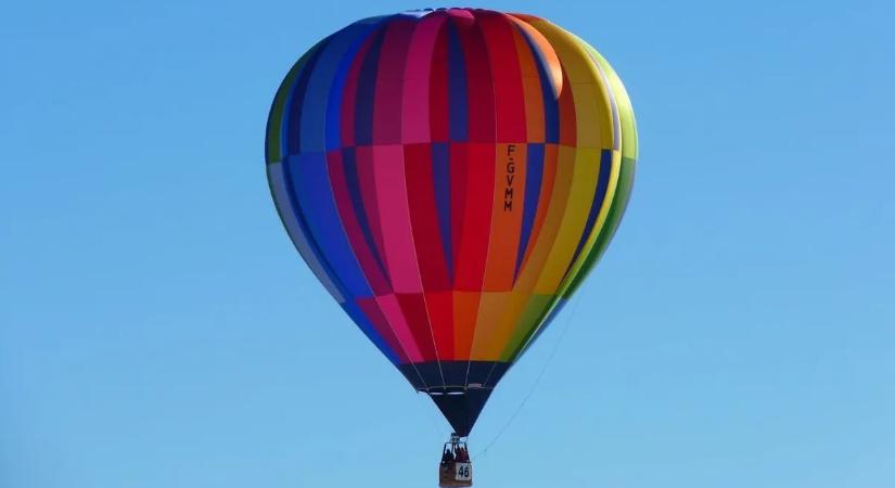 Integetett a kamerának, majd kimászott a hőlégballon kosarából és leugrott