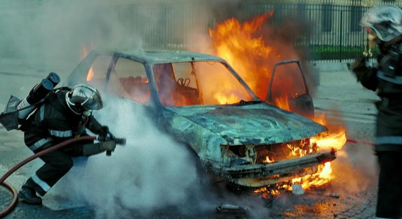 Videón, amint tűz pusztítja el a családi autót a 67-es úton