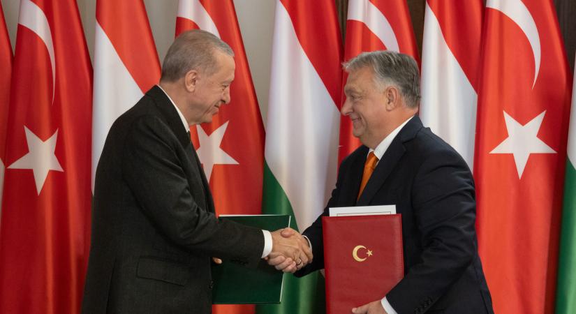 Orbán Viktor megérkezett a török elnökhöz – újabb stratégiai egyeztetés Isztambulban