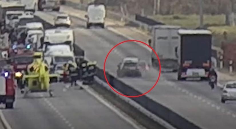 Mire gondolhatott? Szinte fékezés nélkül rohant bele hátulról két autóba egy sofőr az M4-esen