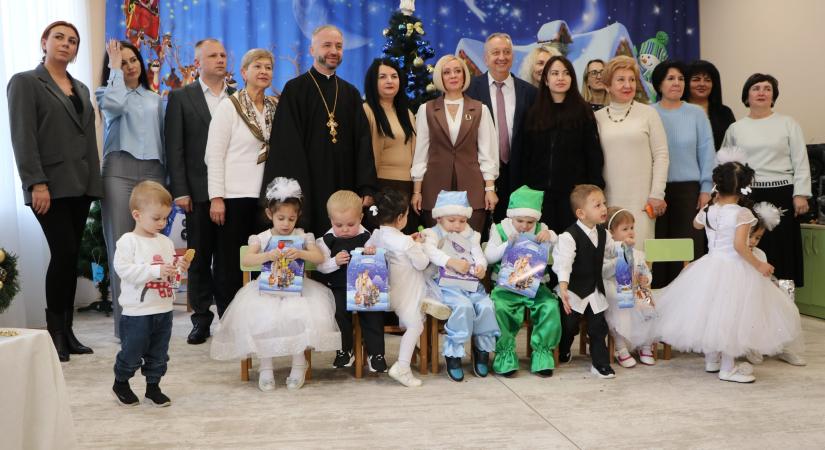 Ünnepi látogatás a gyermekotthonban: az ungvári főkonzulátus Mikulása Szolyván járt