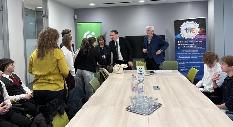 Négy osztály kirándulását támogatja a pénzintézet