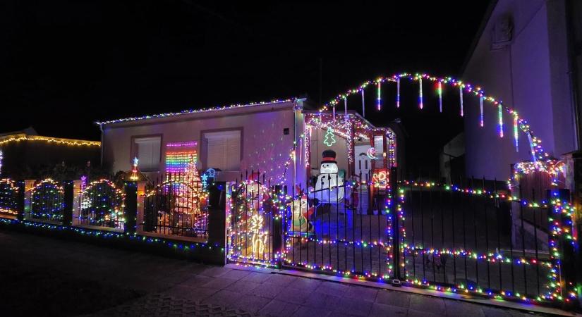 Fényekbe öltözött családi ház Nagyacsádon (videó)