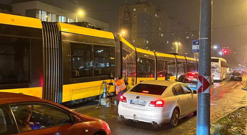 Kisiklott az 1-es villamos a Hengermalom útnál