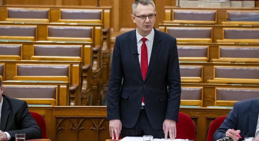 „Nem hazudott, csak nem fejtette ki az igazság minden részét” – Rétvári megidézte Gyurcsány szellemét az Országházban