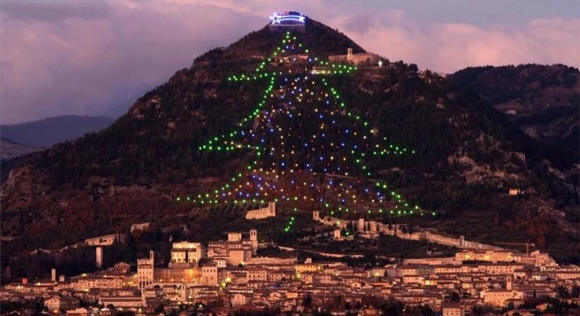 El sem hiszi, mekkora! Felgyúlt a világ legnagyobb karácsonyfája Gubbióban