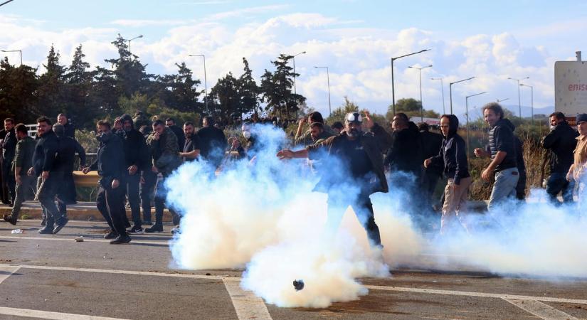 Eldurvult Krétán a gazdák tüntetése, összecsaptak a rendőrökkel – videó