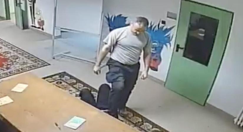 Földön fekvő gyereket taposott meg a Szőlő utcai Javítóintézet megbízott igazgatója