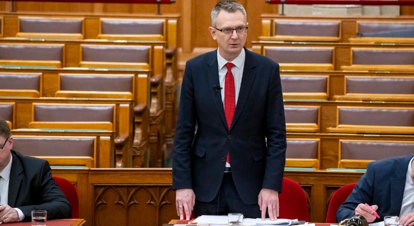 Rétvári Bence: „Ön nem hazudott, csak nem fejtette ki az igazság minden részét”
