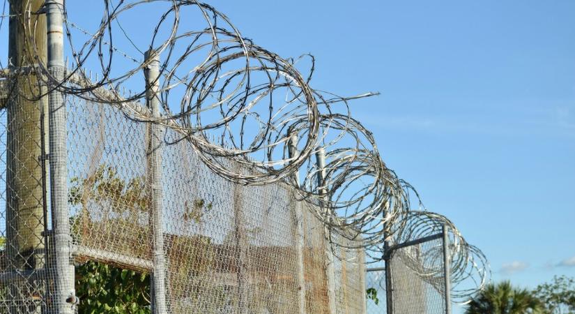 13 holttestet találtak egy börtönben