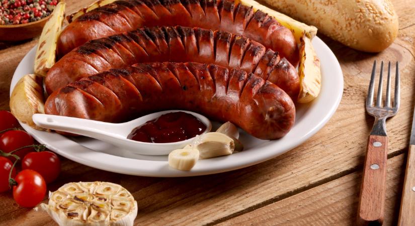 Ezért nem reped ki a kolbász a karácsonyi vásárban – Ez a profi szakácsok trükkje