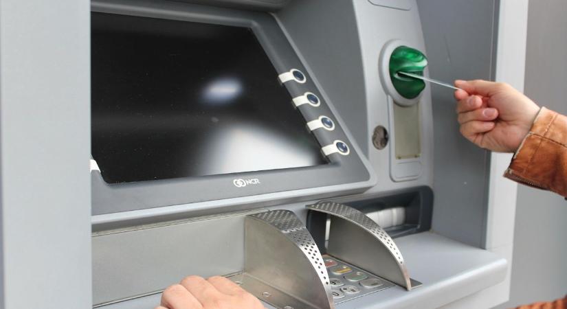 Komoly változás jön: ennyivel több pénzt vehetünk fel ingyen az ATM-ekből