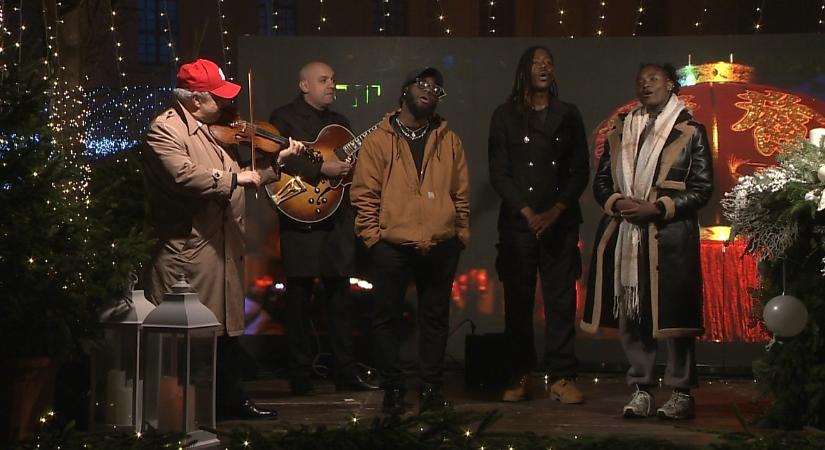 Rögtönzött minikoncertet adtak az amerikai gospelesek Debrecen főterén – videóval