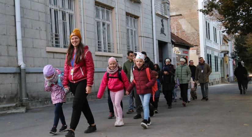 Lábbusz program Székelyudvarhelyen – Inkább esőköpenyben, mint autóval az iskolába