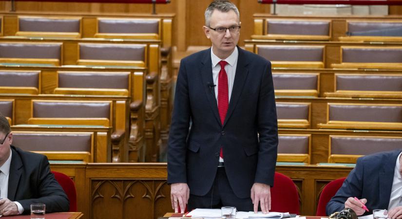 Rétvári Bence: 2026 júliusától megkezdődhet a migránsok betelepítése, ha itt is Brüsszel-párti kormány kerül hatalomra