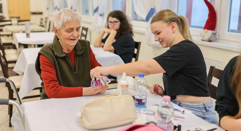 A diákok manikűrrel örvendezették meg az időseket - Fantasztikus fotókon mutatjuk