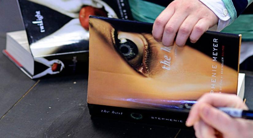 5 addiktív könyv a 2000-es évekből, amit a mai fiatalok sem tudnak letenni