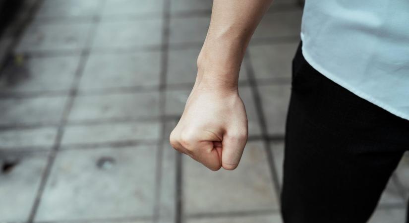 Balhé a belvárosban - összevertek egy férfit a kávézó előtt