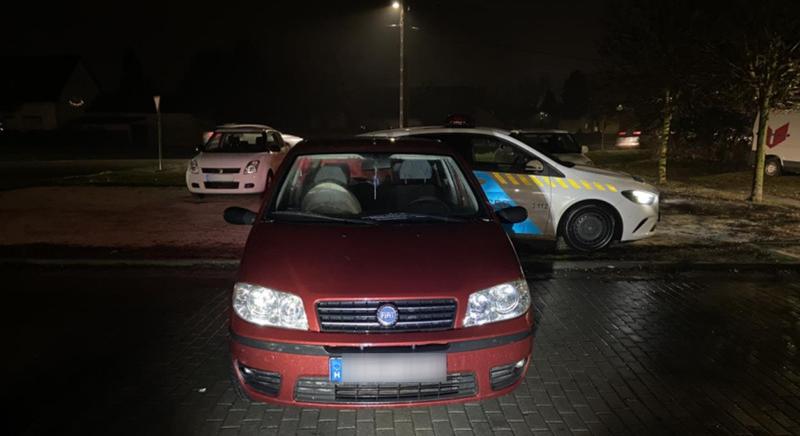 Nekiütközött a parkoló kocsinak, majd elhajtott