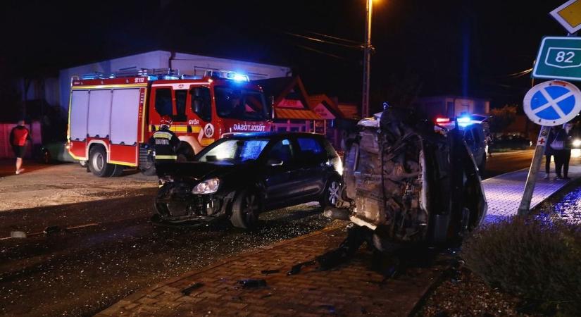 Teljes útzár: Frontálisan karambolozott két személyautó Mohácson - a mentők már a helyszínen vannak