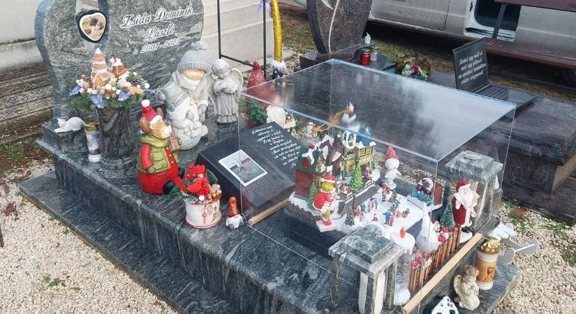 „Mintha Dominik ott lett volna velünk” - téli mesevilágot varázsoltak a szülők a 15 évesen elhunyt fiú sírjára