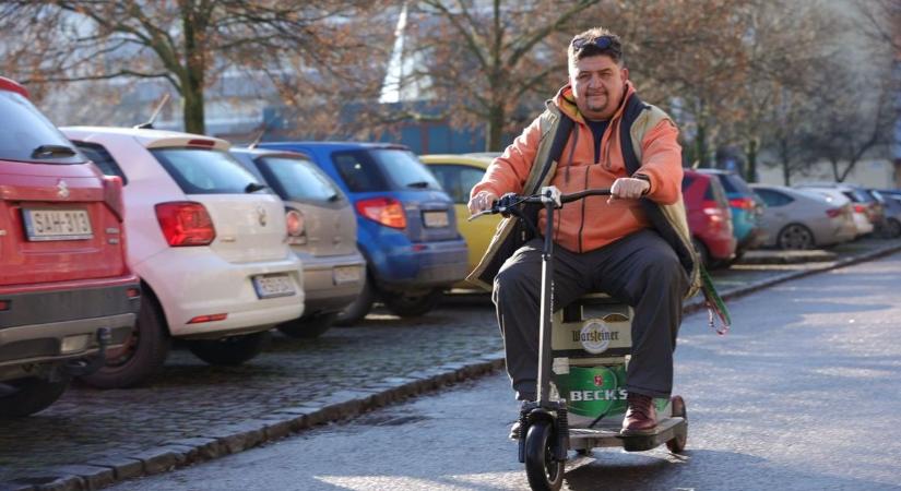 Szintet lépett a száguldó elektromos hokedli, hihetetlen fejlesztést kapott a szegediek kedvenc őrülete