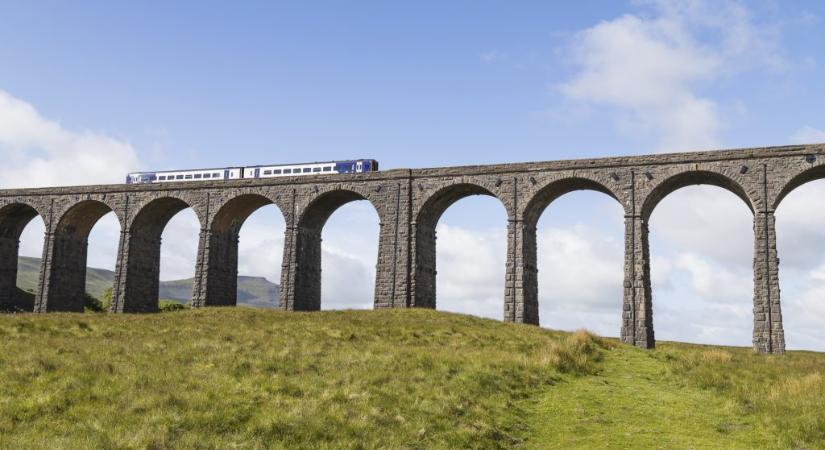 Egy MI-vel manipulált fotó miatt állt le a vasúti közlekedés Angliában