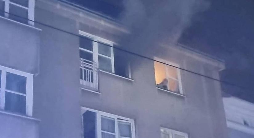 Drámai lakástűz: egy anyukát és két gyermekét ejtették fogságba a lángok