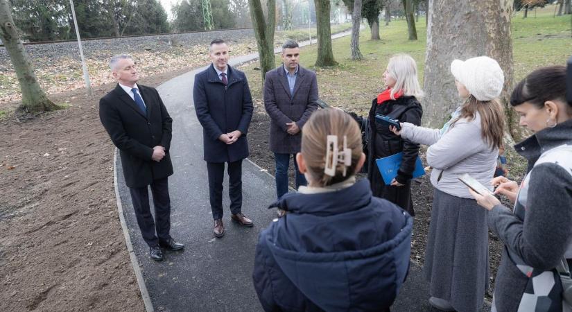 Te már átsétáltál ezen a szakaszon? Biztonságban a vasút mellett, új nyomvonalon a sétány (galéria)
