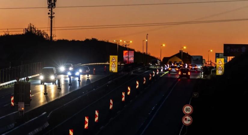 Tömegbaleset miatt beállt az M1-es autópálya