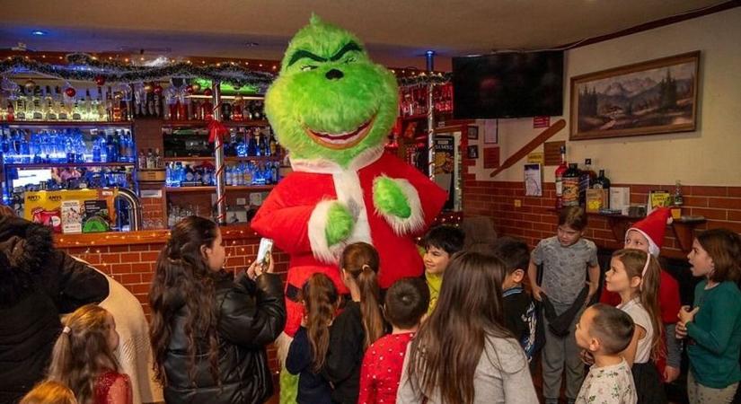 Karácsonyi csoda Tatán: a Mikulás és a Grincs is összefogott a gyerekekért