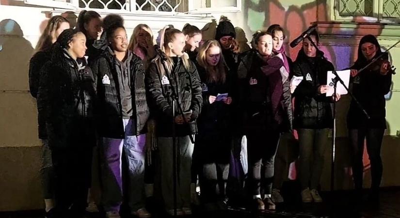 A Dávid Kornél KA női kosárlabdázói különleges adventi produkciót adtak elő a Városház téren – videó