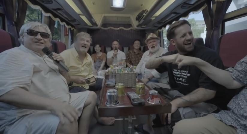 Azért vannak a jó barátok – Máté Péter ikonikus dala is felcsendült a japán karaoke buszon