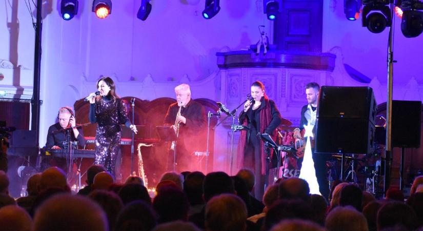 Teltházas adventi koncertet adott Zséda Pápán (galéria)