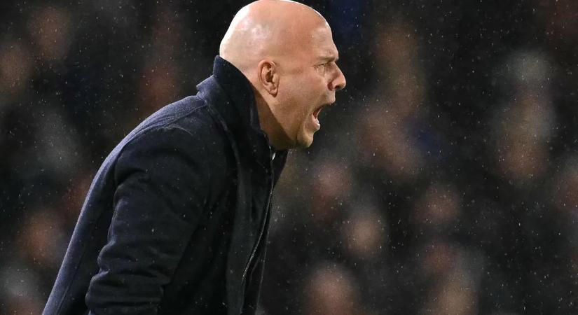 Botrányba fulladt a Liverpool sajtótájékoztatója, Arne Slotot ki kellett menteni – videó