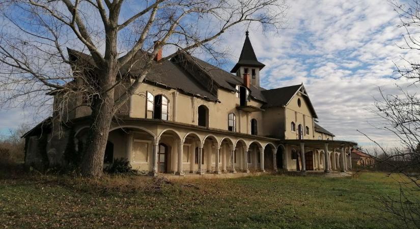 Meglepő felvételek készültek egy befejezetlen lengyeltóti magánkastély belsejében