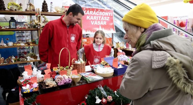 Több évtizedes hagyomány elevenedett meg ismét Szegeden, megnyílt a Szeged-Csanádi Egyházmegyei Karitász karácsonyi vására – galériával
