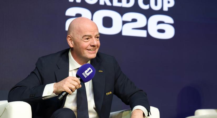 Kötelező lesz félidőnként egy ivószünet a focivébén