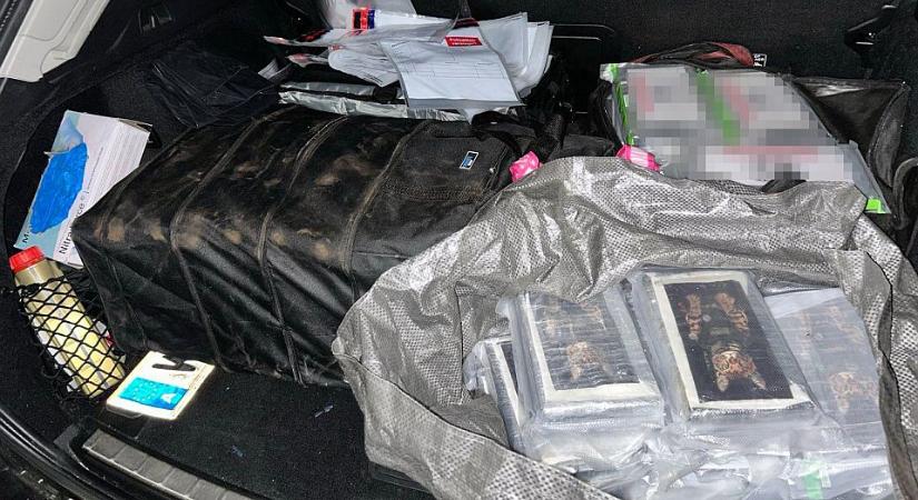 Nyolcvan kiló kokaint és egy mázsa füvet foglaltak le a belügyminisztérium nemzetközi akciója során