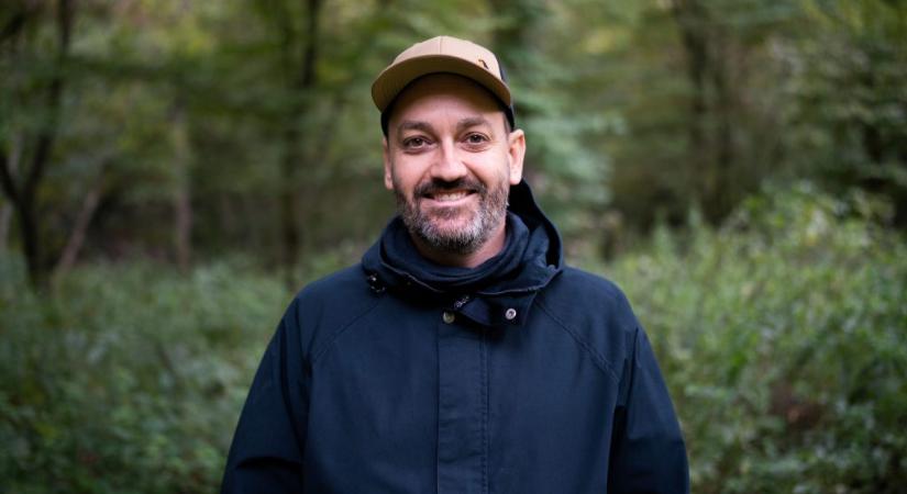 Mennyiből jön ki egy nap az erdőben? Kipróbáltuk a bushcraftot, pocsolyavízzel fojtottuk le a hamuban sült kenyeret