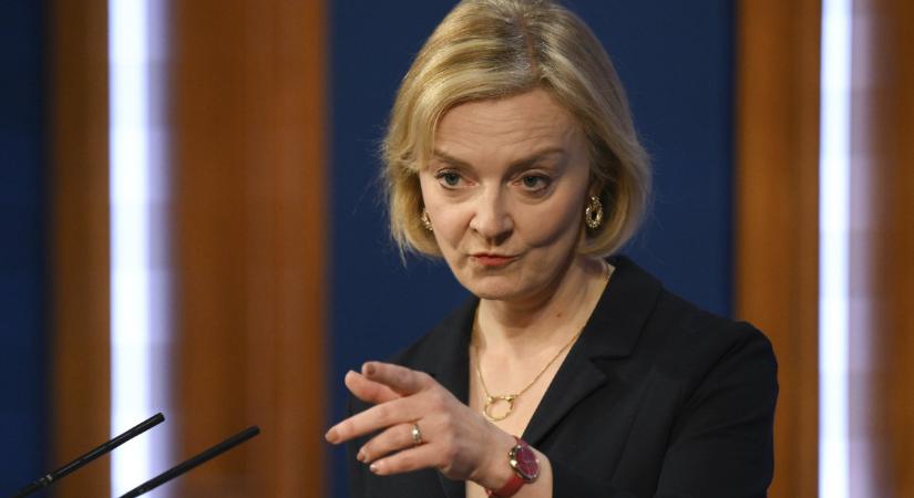 „Mélyállam” – Liz Truss visszatért a politikába